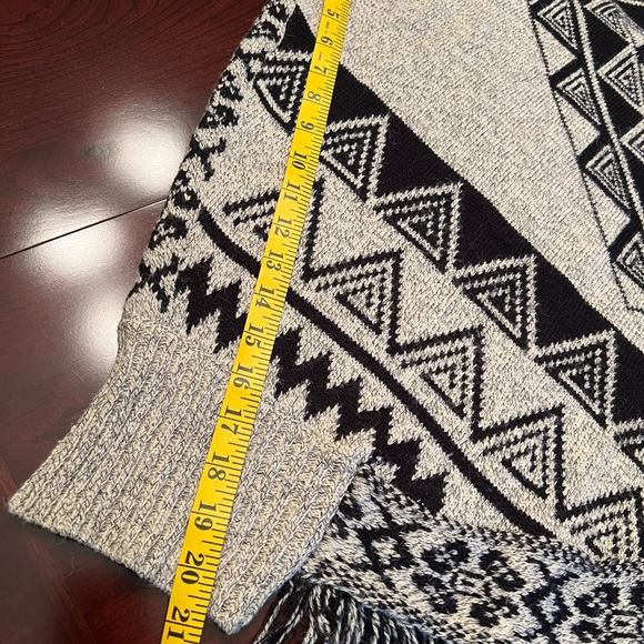 Bobeau – Fringe Poncho, Black and Tan Long - 3/4 Sleeve Crewneck Sweater - Picture 4 of 12